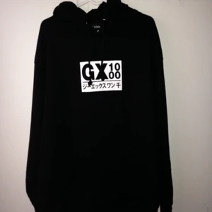  - GX JAPAN HOODIE BLACK/WHITE   Säljer min GX1000 hoodie som jag beställde från hemsidan. Den är Helt oanvänd och säljer den för 700 låter fair trots att shipping och allt gick på typ 980.