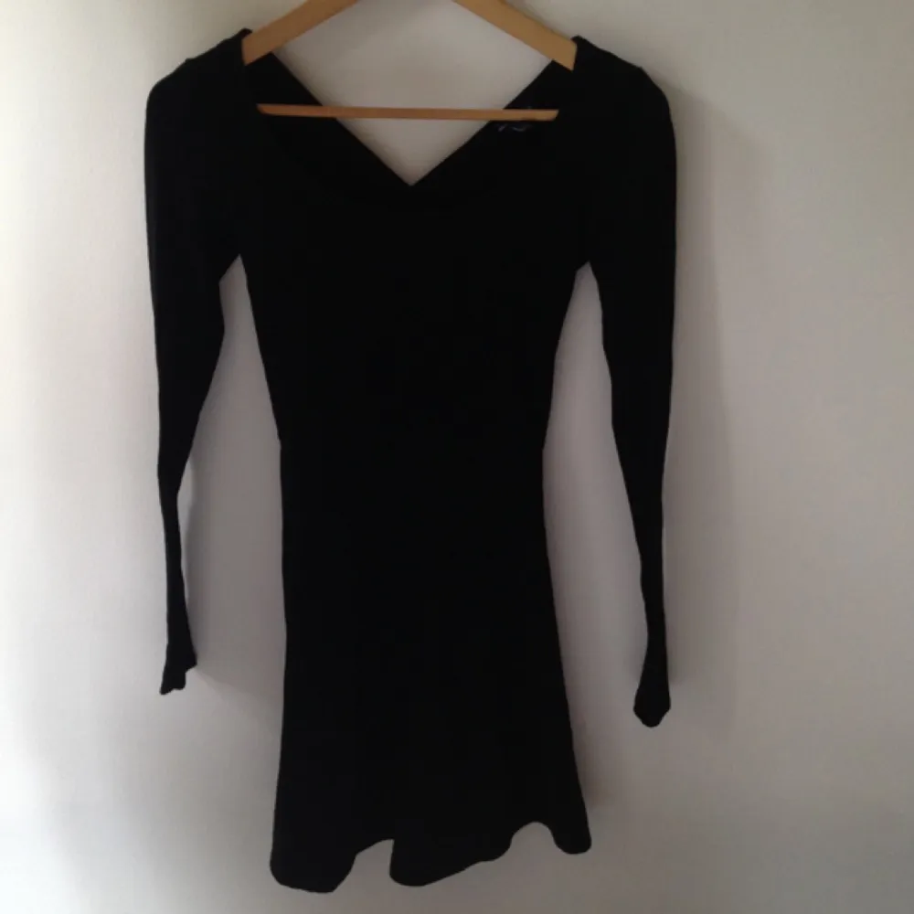 American Eagle Outfitters, black dress with cross in the back  and a bit of open back . Klänningar.