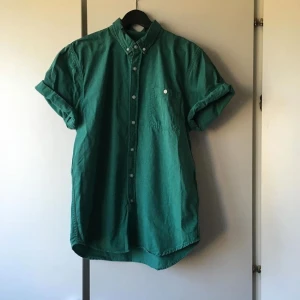  - Grön herr-skjorta från TOPMAN. Bra skick! Köparen står för frakten! Tar även emot betalning via swish!