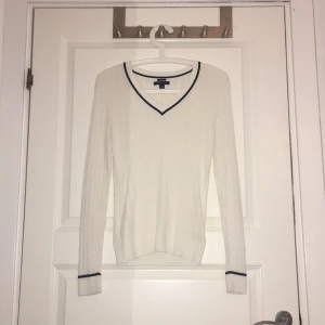  - Kabelstickad tröja från Tommy hilfiger, använd en gång. Nypris 800:-
