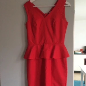  - HM. Vacker cocktailklänning. Sitter perfekt på mig som är stl 36. Knappt använd!
