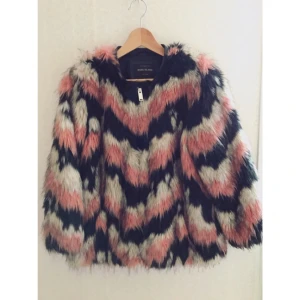  - Faux fur jacket från River Island. I väldigt bra skick. Storlek - uk 12, passar som en S. 
NYTT PRIS 800 - KR NU 300 KR