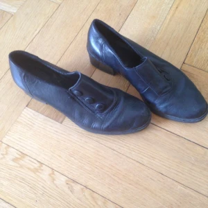  - Skinnskor använda men i bra skick. Vintage. 
 Kan mötas upp i Stockholm eller skicka. Köparen står för frakten. 