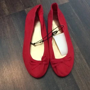  - Helt nya ballerina i härlig röd färg! 