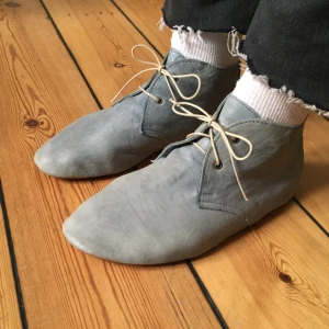  - Jättefina ljusblåa läderskor köpta i Danmark. 
Jag har inte använt de så mkt men de har några fläckar men inget som stör. Innesulan är lite torr och skulle behöva bytas men lätt fixat! 
Storlek 39 men passar även 40. 
250:- plus frakt. 
