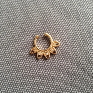  - Fake näsring. Guldfärgad med vita stenar. Oanvänd.