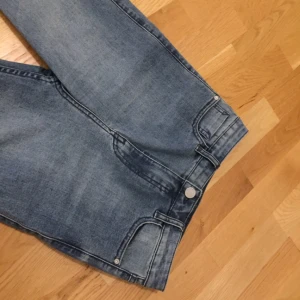  - Högmidjade lightwashed jeans, köpta på Urban Outfitters. Pris kan sänkas vid snabb affär!!! 