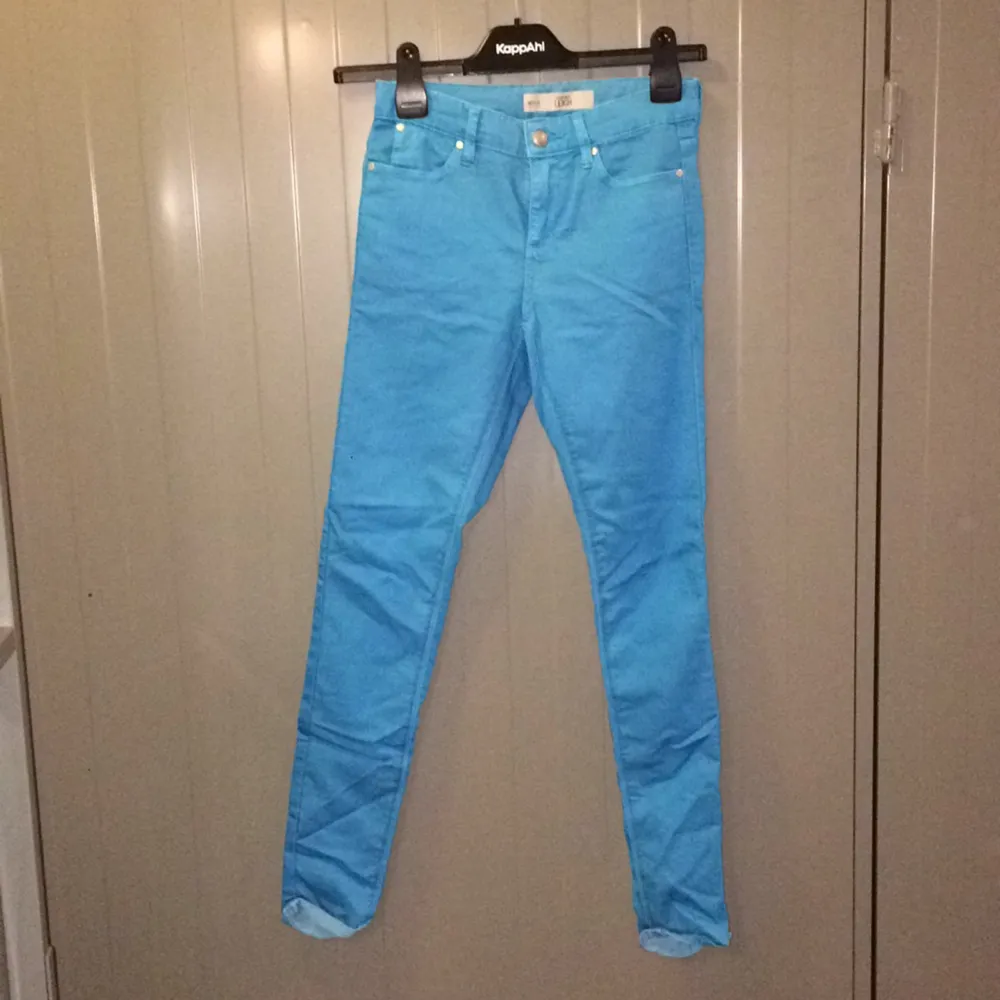 Topshop jeans i så snygg turkos färg! Använda en gång. Köparen betalar frakt eller upphämtning i Upplands-Bro :) . Jeans & Byxor.