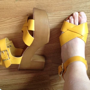  - Helt oanvända platåskor från Topshop. Kan hämtas i Stockholm, eller så kan jag skicka dem för fraktkostnaden. 