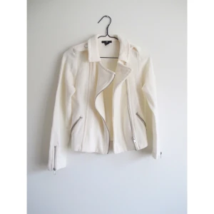  - Snygg vit sommar jacka från H&M i storlek 34. Frakt 56kr ✨