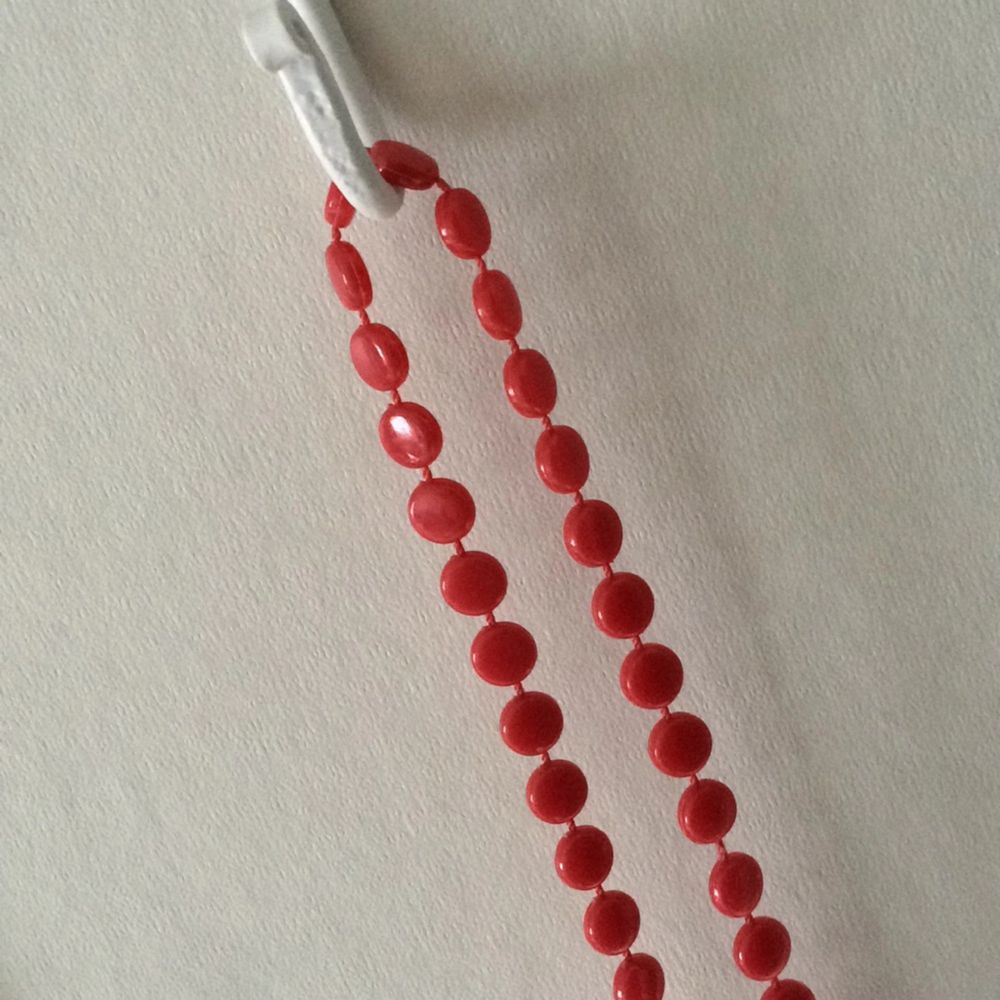 Långt rött halsband från Åhléns | Plick Second Hand