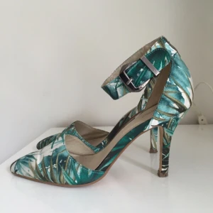  - Mönstrade klackar från Gina Tricot. Sparsamt använda men några slitningar finns