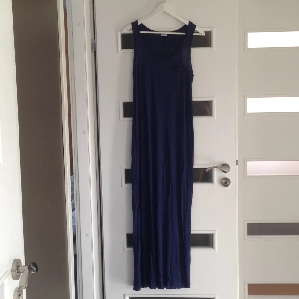 En fin mörkblå långklänning från Gina tricot. Står L på lappen men är en M, jag är 167 cm lång och längden är som på bilden. Aldrig använd. Klänningar.