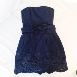  - Söt marinblå klänning från Hollister, avtagbart bälte med rosett

Väldigt sparsamt använd och därför väljer jag att sälja den. Jättesöt till sommaren. 

Frakt är inkluderat 💗