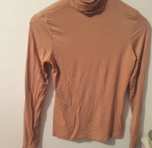  - Sandfärgad polotröjan från BikBok