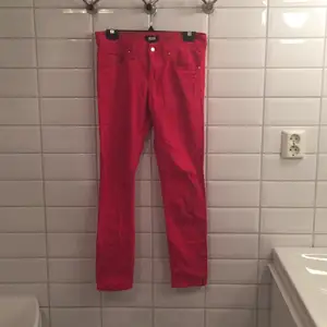 Klarröda Jeans i Storlek M. Har aldrig använt dem så de är helt nya! ifrån BikBok