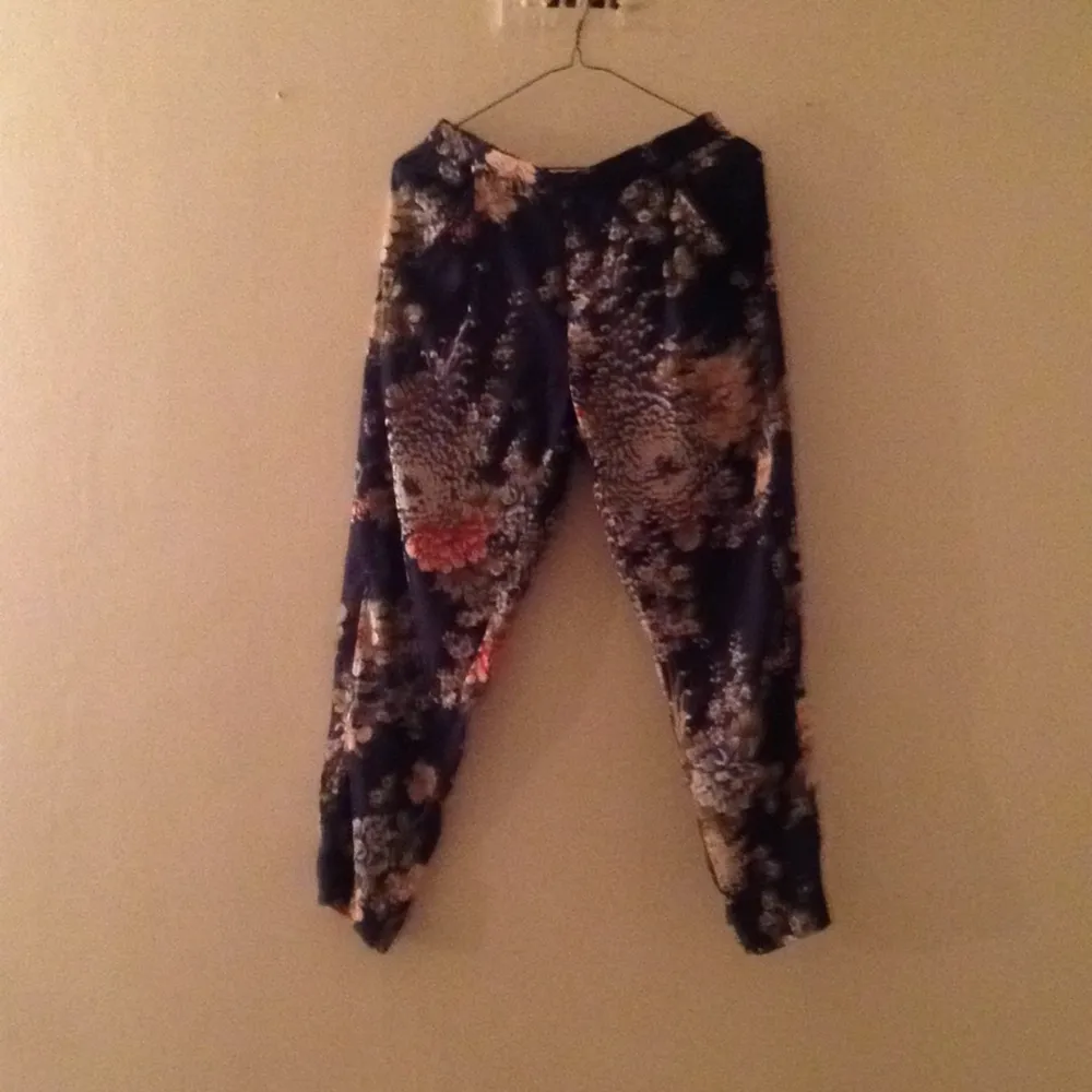 Supersköna blommiga byxor i siden från Zara. Storlek m men passar s (36). Sparsamt använda.. Jeans & Byxor.