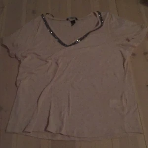  - Tröja från HM
Använd 1 gång!:)