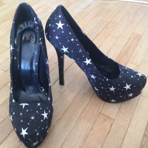  - Köpa på Nelly för ett år sedan men använda bara en gång. Köpta för 299 men säljer de för 100 eller så kan priser diskuteras. Är i bra skick inga repor eller skador, klackens höjd 14 cm. För mig info och bilder så är det bara och fråga. 