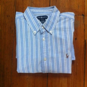 Helskön randig Ralph Lauren skjorta. I nyskick, aldrig använd.  - Helskön randig Ralph Lauren skjorta. I nyskick, aldrig använd. 