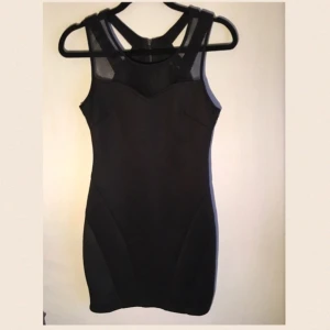  - Figursydd klänning (Forever21) storlek M. 
Fint skick:) 

Rök och djurfritt hem.
Kan skickas mot fraktkostnad.