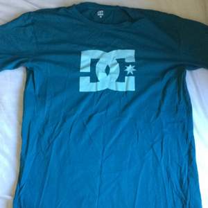 DC tröja köpt i LA, Amerika 2014 för omkring 40$ ~ 300kr. Stl: L
Måttligt använd 