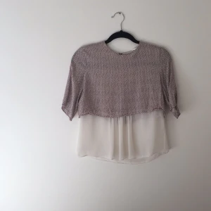  - Somrig blus från Zara med mönster, använd fåtal gånger. 