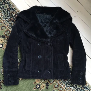  - Fast pris inkl frakt 

Köpt här i gruppen men har inte kommit till användning. Bättre att nån annan får glädje av den ✌🏻️

Bystmått: 45
Längd mitt i: 58