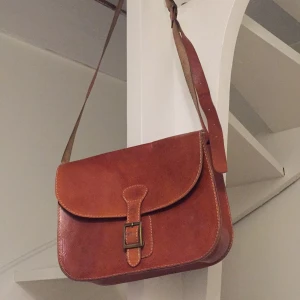  - Fin axelbandsväska i läder! Från Bianco