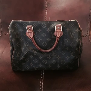  - Säljer min älskade Louis Vuitton Speedy i storleken 30. Väl använd men inga yttre skador. Perfekt sliten och har blivit härligt mjuk i skinnet. Jag har även en axelrem som jag har köpt till. Nypris (1300 kr) kan tänka mig att sälja väskan + axelremmen för 3500 kr eller högsta bud. Eller endast väskan för 3000 kr ☺️