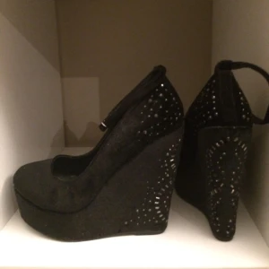  - Mocka(fejk) platåskor från Gina Tricot. Använda fåtal gånger så dom är i fint skick! Säljer pga att jag inte kommer använda dom mera. 