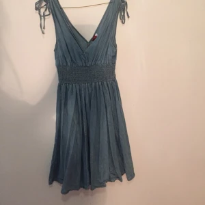  - Jeans klänning från divided. Använd 1 gång. 