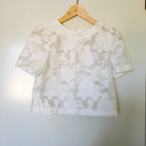  - Superfin halvt transparent crop top i stelt material 💛 helt oanvänd, klippt bort lappen bara. Säljs pga för stor.