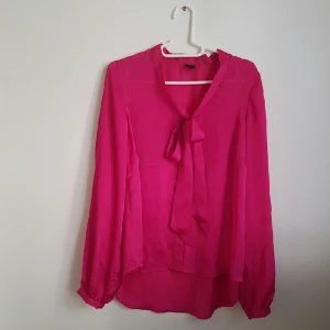  - Fin tröja från Ginatricot endast använd några gånger. Superfin till sommaren!