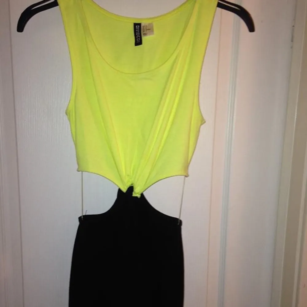 Helt oanvänd snygg cut-out klänning från H&M. Perfekt gul färg för att framhäva brännan☀️. Klänningar.
