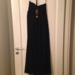  - Helt ny långklänning säljs.