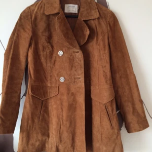  - Fin mockajacka / kappa köpt i sept 2015 från Zara. Har ändrat knapparnas plats men inget som påverkar kappan. 
Liten i storlek så XS-M kan använda den. 
Nypris 1100kr. 
