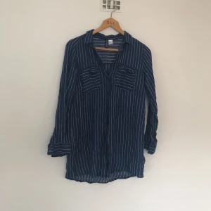  - Längre skjorta i snyggt skrynkligt tyg! Kan användas som klänning 