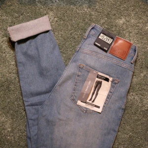  - Helt oanvända weekday jeans! Köpta online och storleken var fel för mig.  Slimfit och i ett tunt, mjukt och stretchigt material. Kan mötas i Stockholm, annars står köparen för eventuell frakt. 