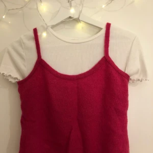 Stickat linne - Supersött linne i mörkrosa färg! Bild 1 visar ex. på hur man kan styla. 💕