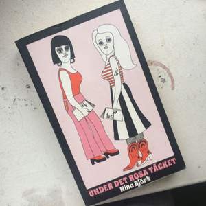 En paperback av Nina Björks Under det rosa täcket. Läst och omtyckt tankeväckare, men är dags för den att fortsätta till ett nytt hem. Frakt +20kr