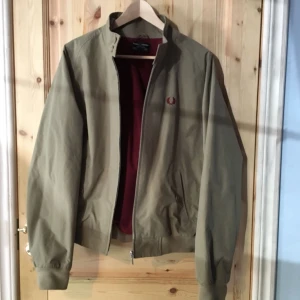  - Vintage beige Fred Perry harrington i storlek 42.  Jackan är i svinbra skick utan slitage! 