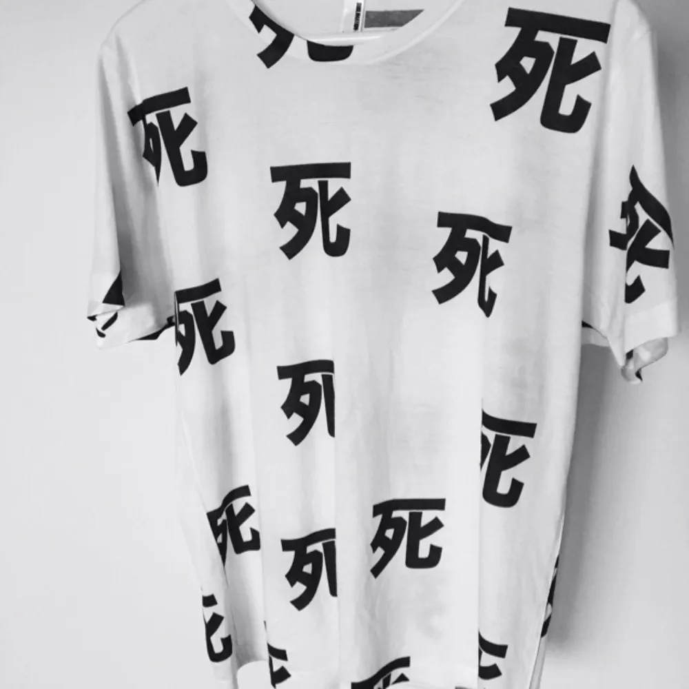 T-shirt med japanska kanji tecknet 