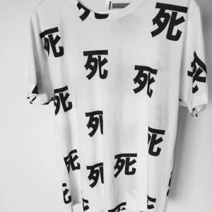 - T-shirt med japanska kanji tecknet "death" på. Från Inuinu/American apparel. Frakt tillkommer!