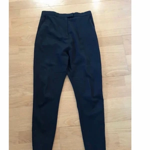  - Superfina kostymbyxor i mörkblå färg med hög gren. Passar en 36-38 i midjan skulle jag säga. Köpa på tradera men aldrig använda av mig för jag var lite för kort för dom i grenen (är 154 cm). Bra kvalité. Köparen betalar frakt.