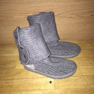  - Fina Uggs, stickade. Passar perfekt till vår/höst, ej under regniga dagar. 