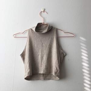 Beige turtleneck crop top från American Apparel