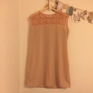  - Söt sommarklänning i säsongens trendfärg 🌸 Frakt tillkommer 