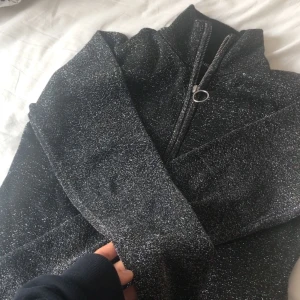  - supersöt polo krages tröja ifrån monki. den är svart täckt med glitter som inte ramlar av. finns dragkedja :)