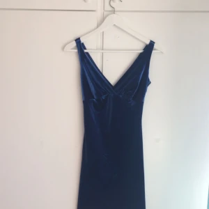  - Fin sammetsklänning från Humana secondhand. Skiftar lite lätt i färgen i olika nyanser av mörkblått och mörklila. 